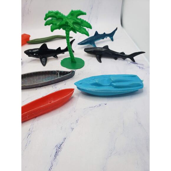 Miniature Plastic Sharks and Boats Tropical Mixed lot - Picture 4 of 5